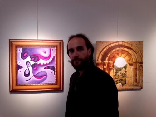 El artista junto a su pintura "Ventana de Luz"