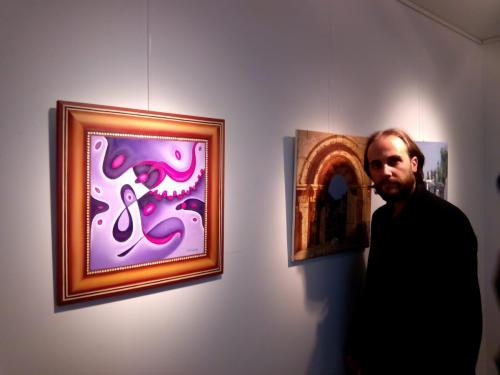 Salgado junto a su obra "Ventana de Luz"
