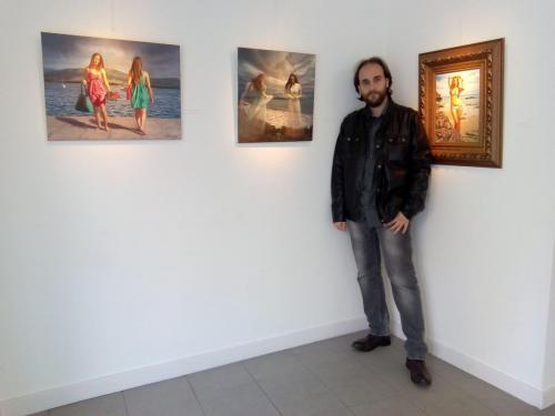 Miguel Ángel Salgado junto a algunas de sus pinturas en la Sala La Cuadra