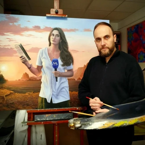 EL PINTOR JUNTO A SU OBRA