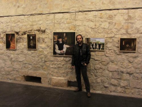 Miguel Ángel Salgado junto a sus obras, en Medina de Pomar