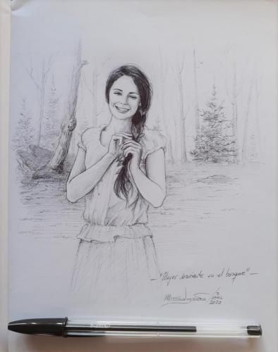 MUJER SONRIENTE EN EL BOSQUE 