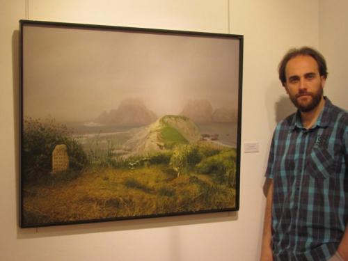 El artista junto a su obra "Paisaje de Liencres", premiada en el Certamen de Arte Vital 2018