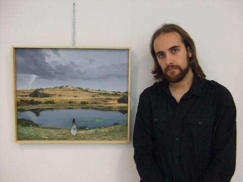 El pintor Miguel Ángel Salgado junto a su obra "Mujer frente a una charca"